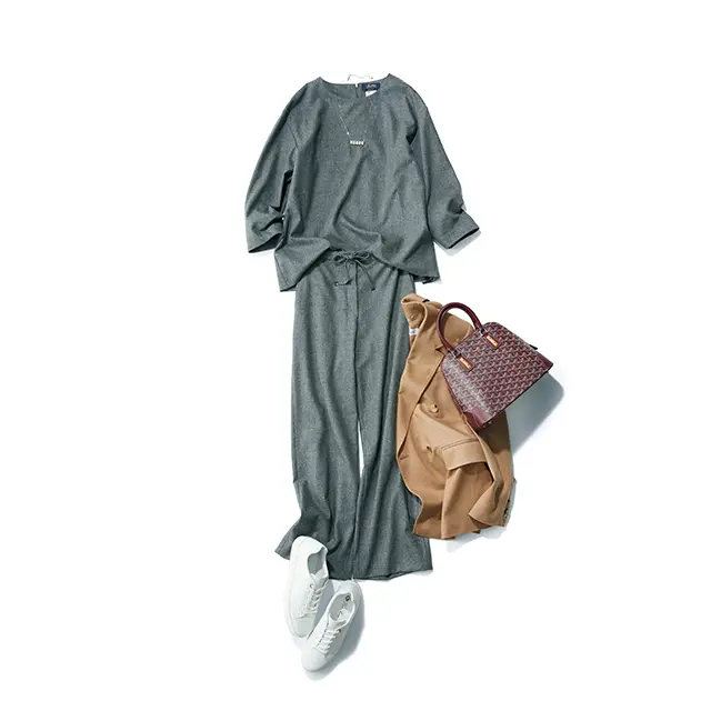 デスクワークがメインの日は パンツとスニーカーで快適さ重視