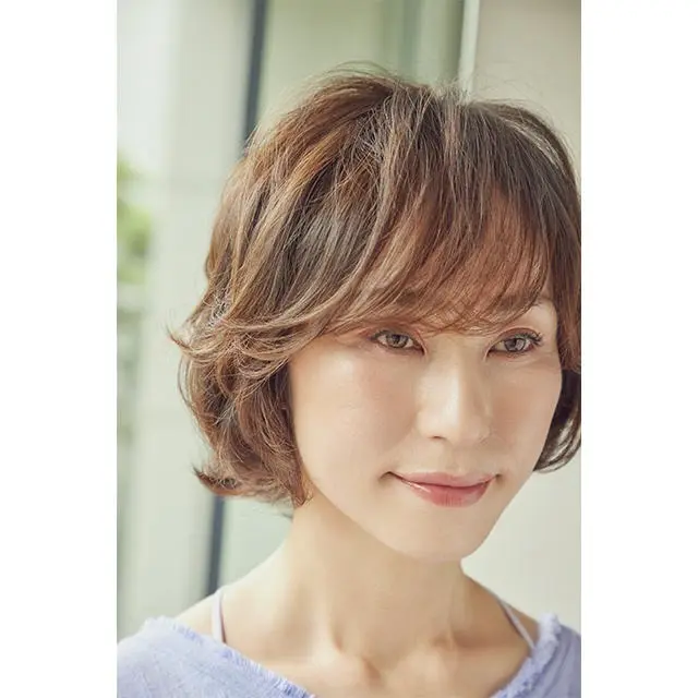 全体にはタテ落ちパーマ、長めの襟足はハネるように外巻きパーマを仕込んでいる