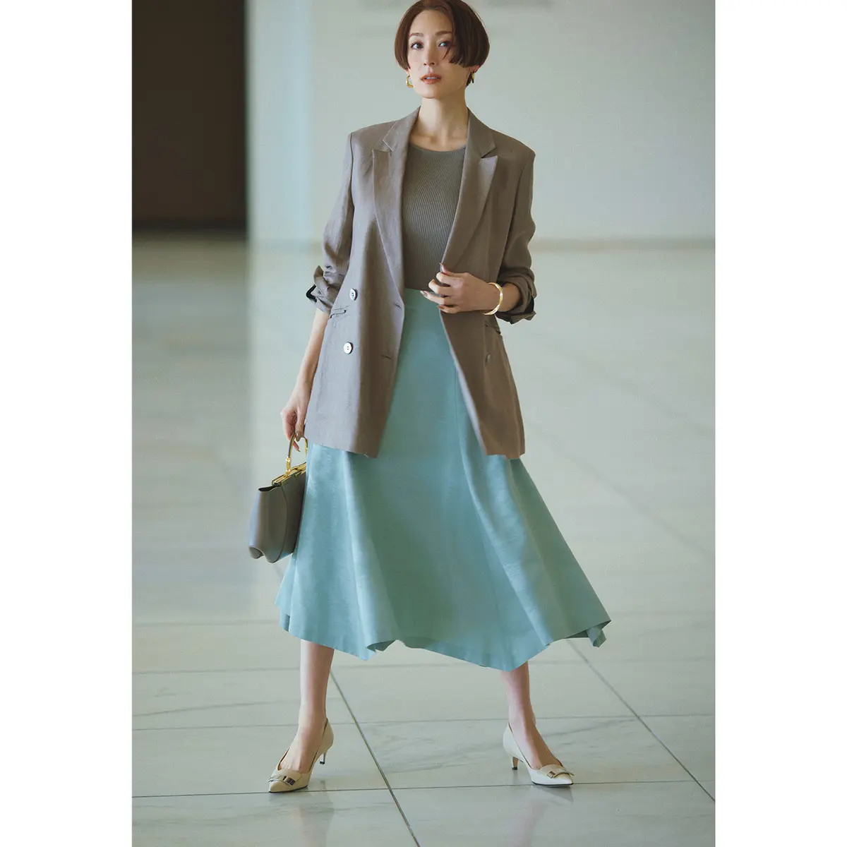 グレージュジャケットとライトブルースカートのコーデ　モデル・LIZA
