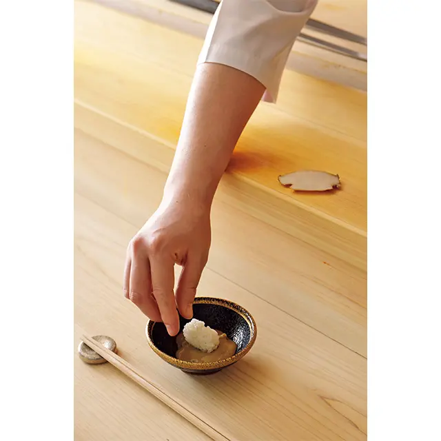 鮑の肝ソース。 鮑をいただいたあと、大将が肝ソースに酢め しをのせてくれる。これが美味！ 