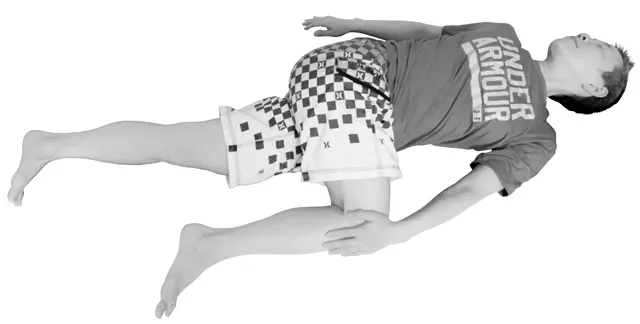 左脚を伸ばし、右膝を左に倒す