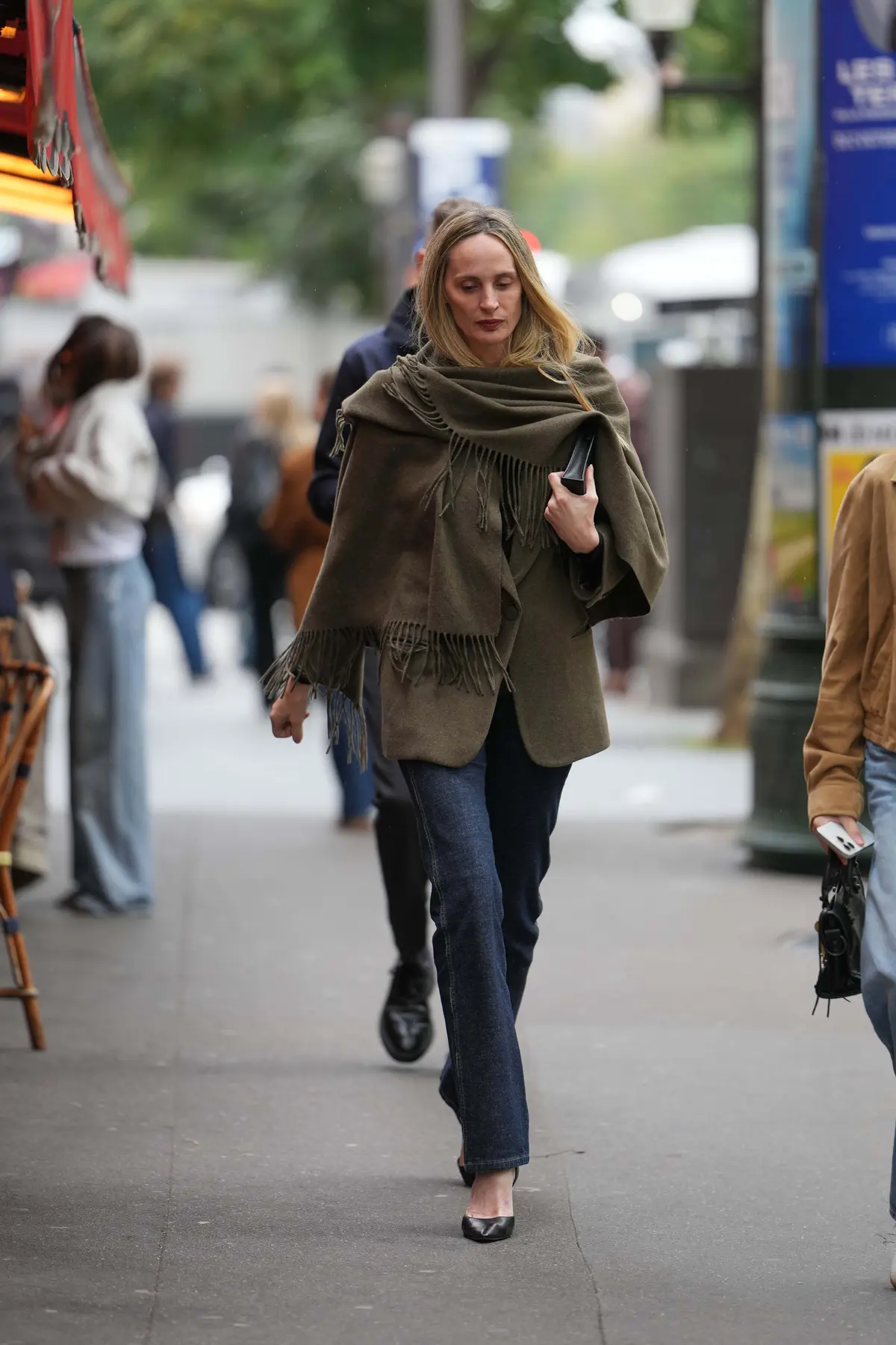 海外ファッションSNAP　コート　マフラー　デニム　カーキコーデ