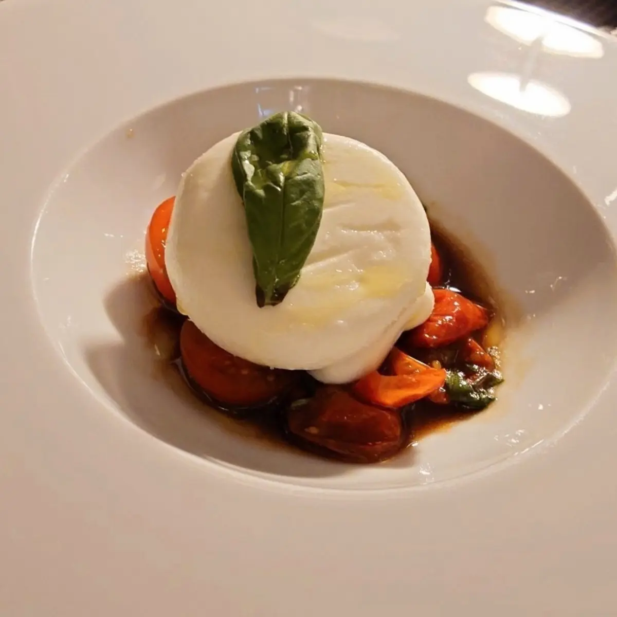 ブラータチーズのカプレーゼ