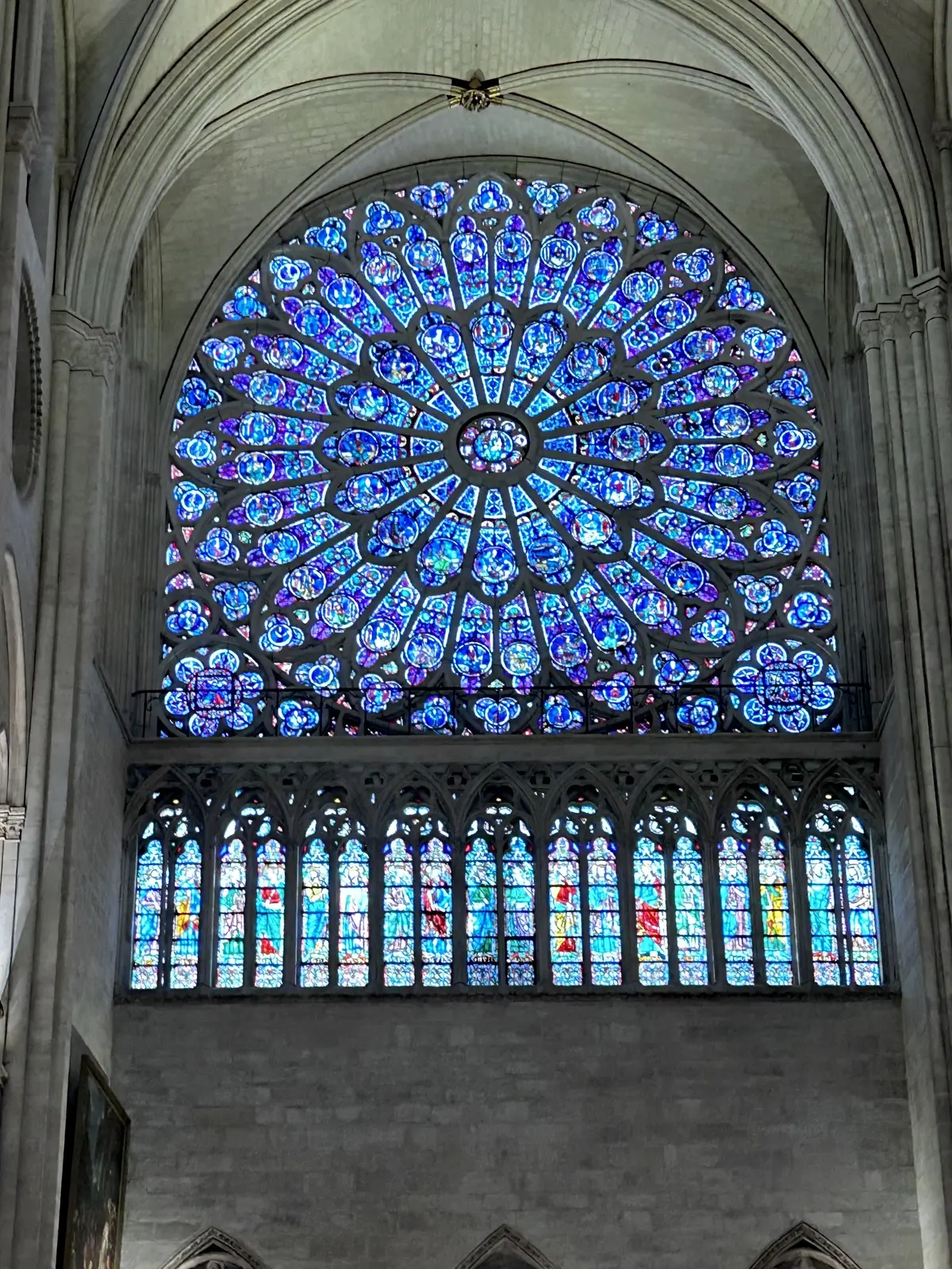 パリ　ノートルダム大聖堂　　　ステンドグラス