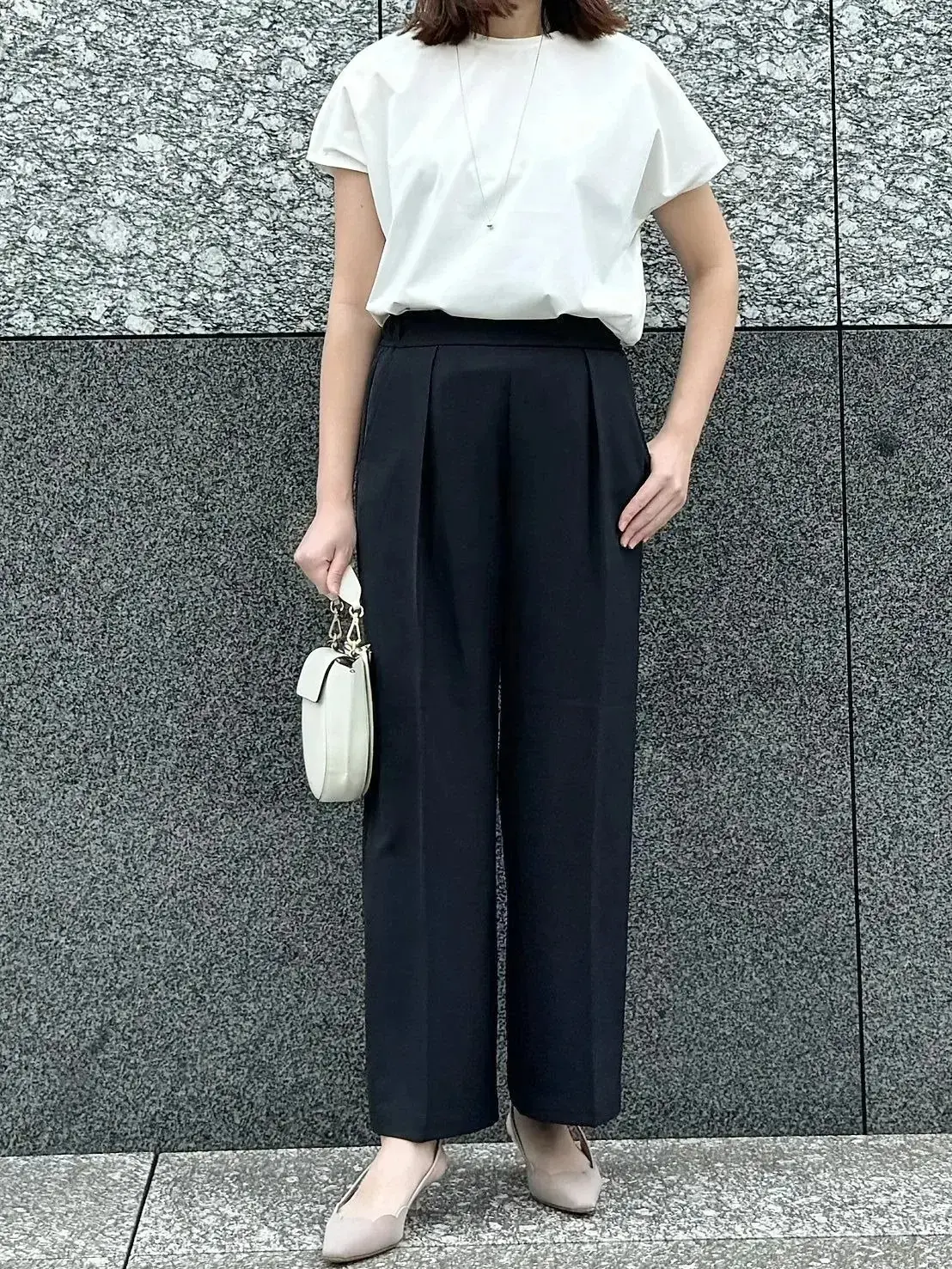 ワンピースやパンツなど、ゆとりのあるシルエットで体型を気にせず自信を持って着こなせる「50代の夏コーデ」