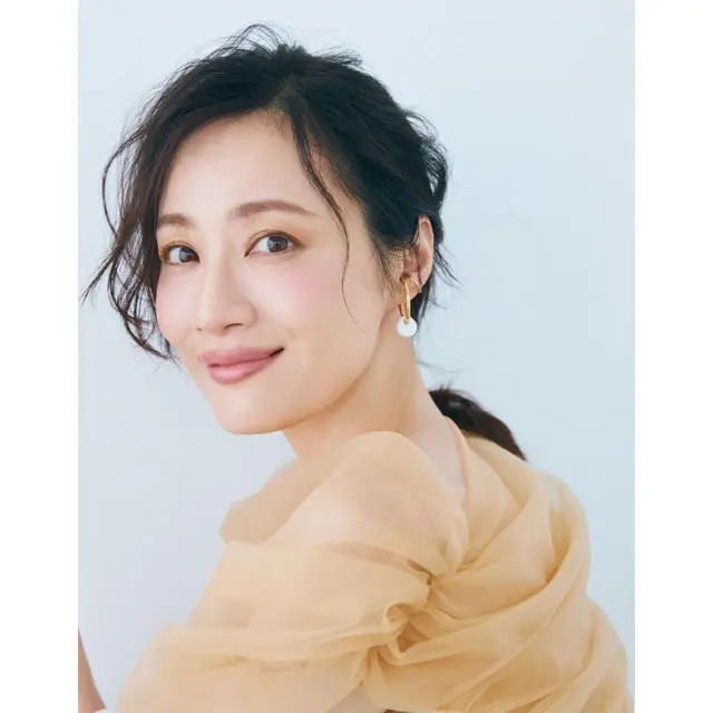 「軽くて華やか」を積極的に目ざすと50代の新しい美しさが見えてくる