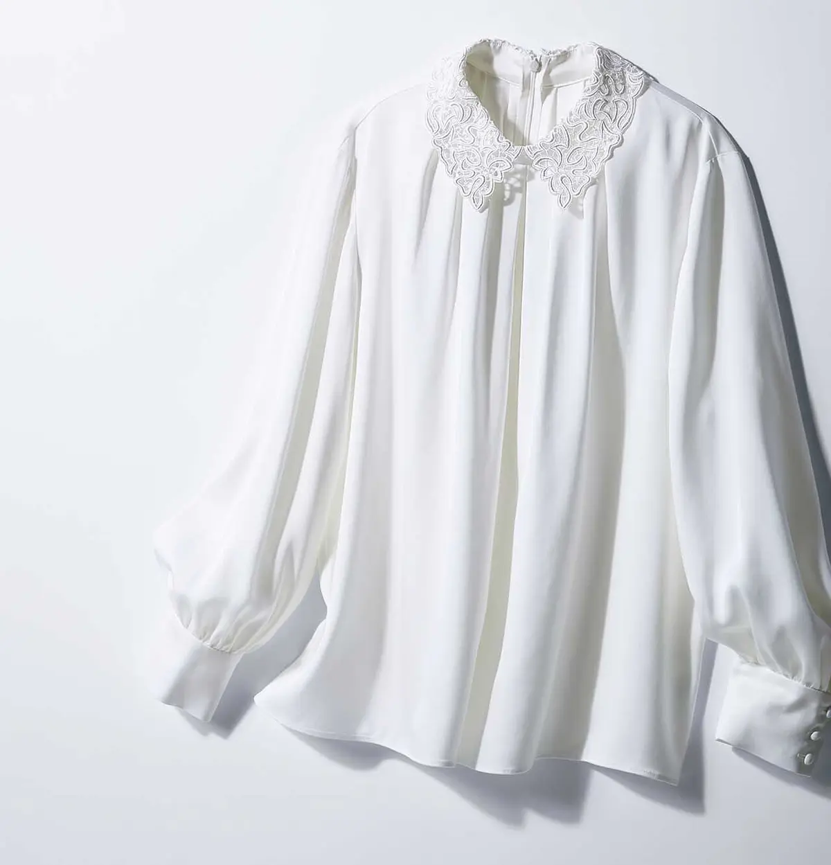 レース襟のブラウスなら、 きちんと感も優美さも