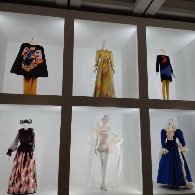 イヴ・サンローラン展　国立新美術館