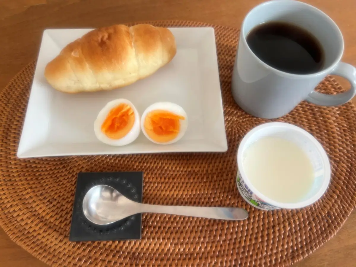 OurAge×Webエクラ　朝食のメニューは塩パン、ゆで卵、ヨーグルト、コーヒーです。