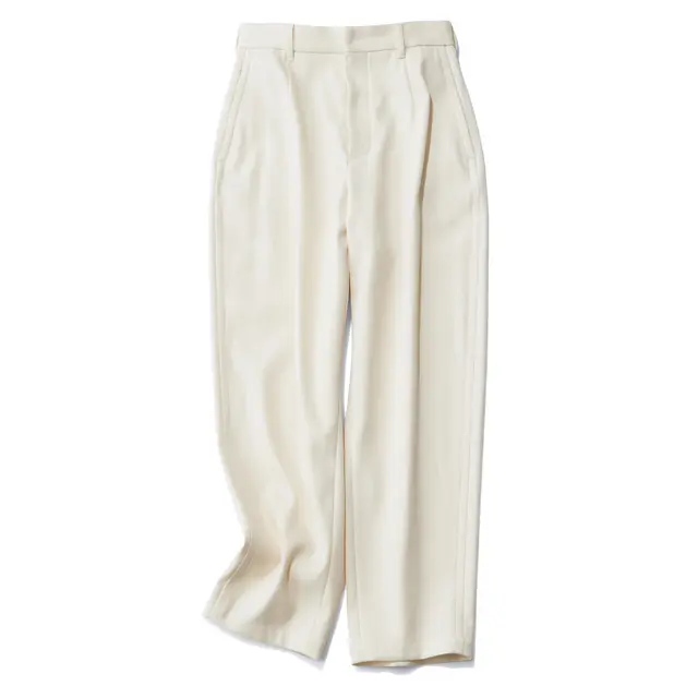 発田美穂さんおすすめのオフ白パンツ