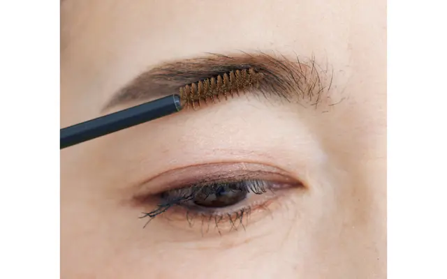 明るい眉マスカラで優しげな印象を演出