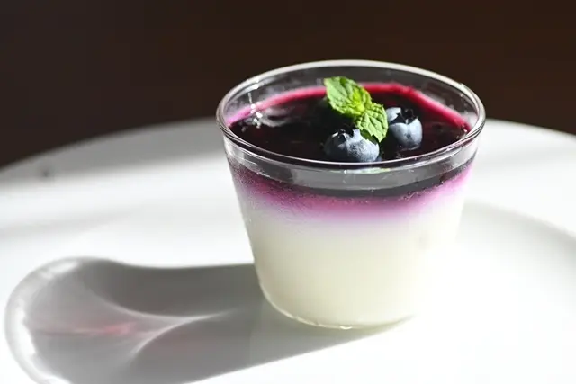 お菓子作り　ヨーグルトゼリー　手作りブルーベリーソースかけ