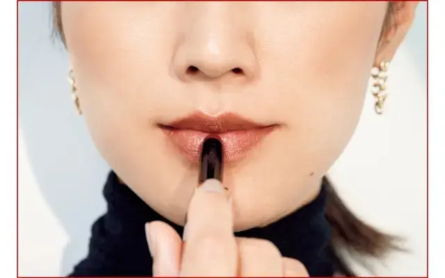 サッとラフに塗り、深みの中に軽やかさを