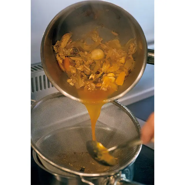 スープが仕上がったらザルで漉す