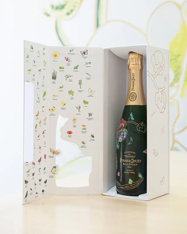 カラフルなボックスの裏には、ブドウのほか、畑に生息する植物や生物のイラストが細やかに描かれている