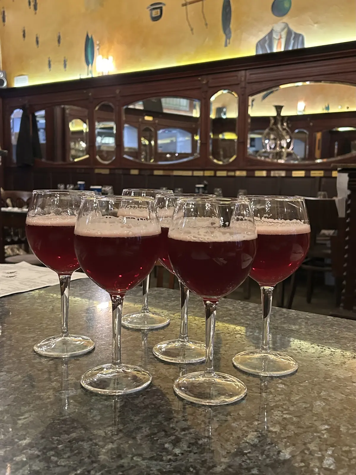 ブリュッセルの名店「La Roue D’or」　チェリービール　グラス