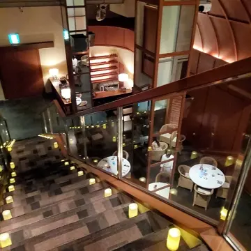 階段を上がって