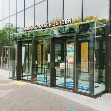 お気に入りの黒ワンピースを来て舞台を観に行って来ました