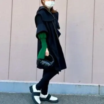 アドーアのミディボンディングポンチョジャケット着用右向き