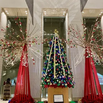 東京オペラシティのロビーを彩るクリスマスツリー。フラワーアーティストShogo Kariyazaki（假屋崎省吾）氏による華やかで芸術的なクリスマス装飾