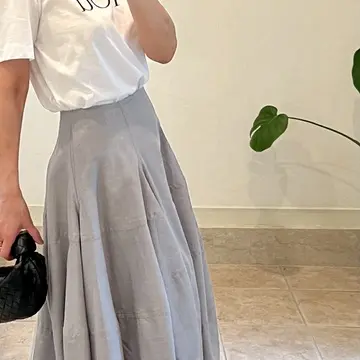 グレーのスカート