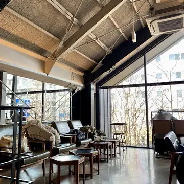 2F大きな窓で開放感あり