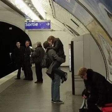 paris　カップル　ドラマティックな日常　恋人　メトロホーム　メトロ出口