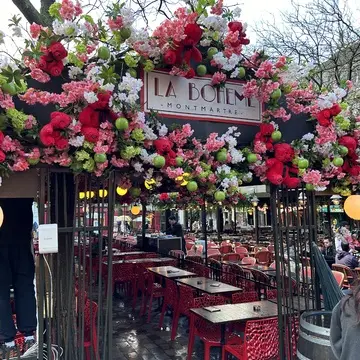 パリ　カフェ　花カフェ　La Bofeme  モンマルトル