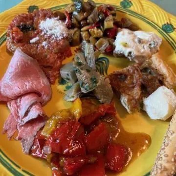 イタリア　ミラノ　イタリア旅行　演奏旅行　演奏会　ヌヴォレーラ　貴族　鶏　置物　食器　ランチ　パスタ　アンティパスト　ドルチェ　デザート　