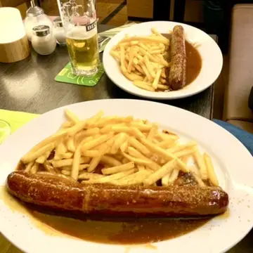 大きなソーセージとフライドポテト