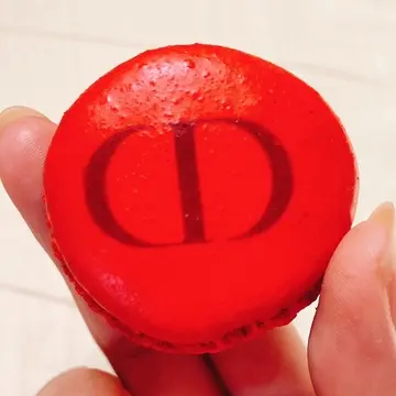 ディオールとピエール・エルメ・パリがコラボしたマカロン