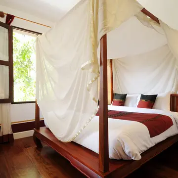 ドレープ付きの４本支柱のベッドは、完璧なコロニアルスタイル