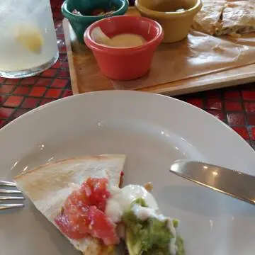 トマトソースやアボカドソースをのせて、味を変えながら頂くケサディア