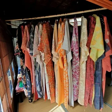 数は多くはありませんが、綺麗な柄の着物が並んでいました。