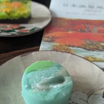 右の奥村土牛の《鳴門》を表現した和菓子『うず潮』