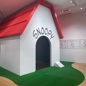 スヌーピーミュージアムで開催中の企画展「今こそ、ルーシー！ LUCY IS HERE」のフォトスポット