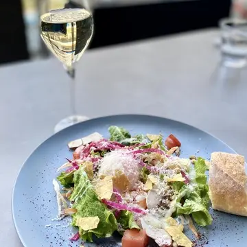 サラダがボリュームあって美味しい