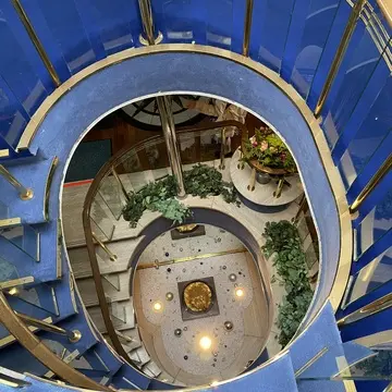 エントランスからデッキに繋がるレディクリスタルの螺旋階段