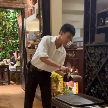 焼き上がりの鍋をトンカチで割って