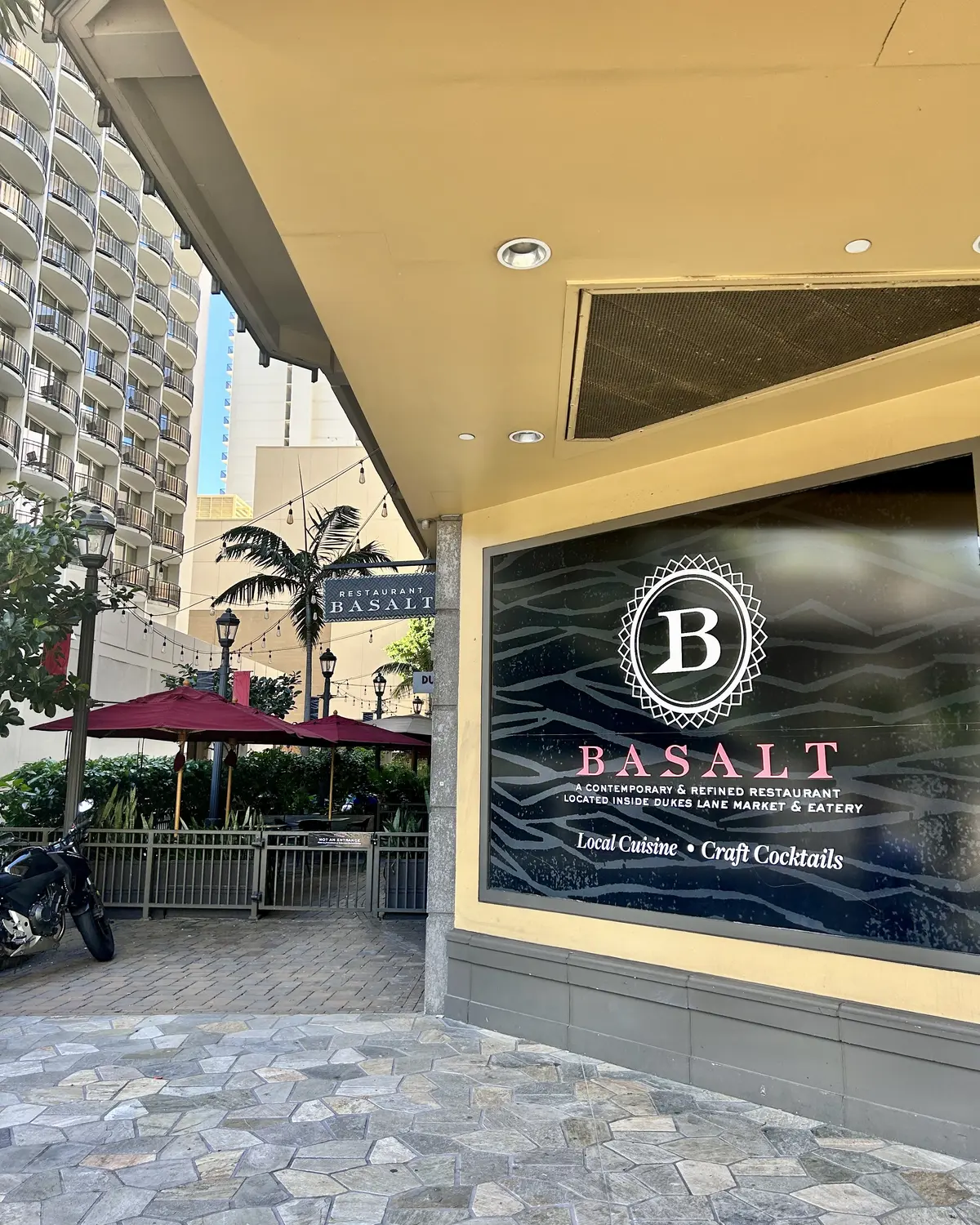 テラスは赤いパラソルが