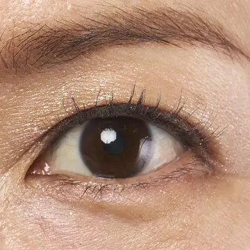  エクラ 華組　根村さんがアイシャドウをお試し