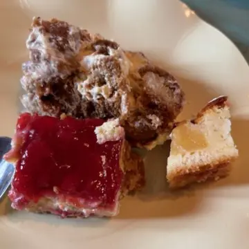 イタリア　ミラノ　イタリア旅行　演奏旅行　演奏会　ヌヴォレーラ　貴族　鶏　置物　食器　ランチ　パスタ　アンティパスト　ドルチェ　デザート