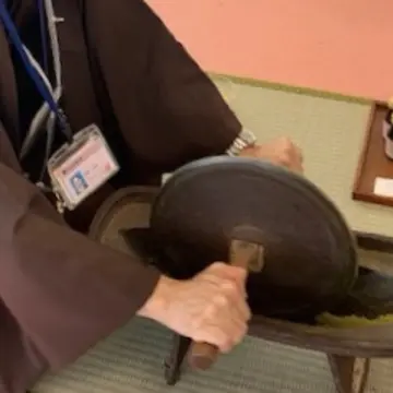 奈良の薬草のデモンストレーション。漢方の香りが漂ってました。