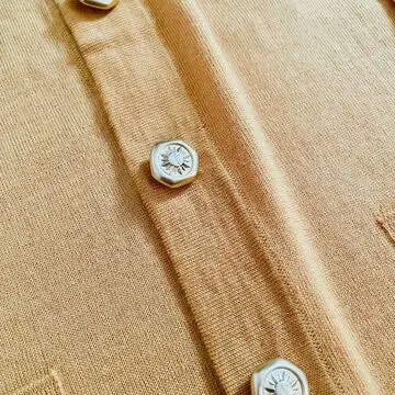 ジュンコシマダのカーディガンのボタン