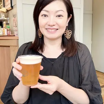 妹撮影のビールを持って喜ぶ私