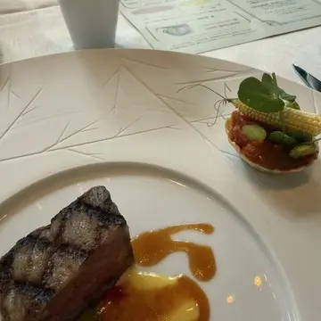 兵庫県淡路島産・黒毛和牛ロース肉のロティ　コーンのソースと香り高いジュ　ラタトゥイユのタルトを添えて