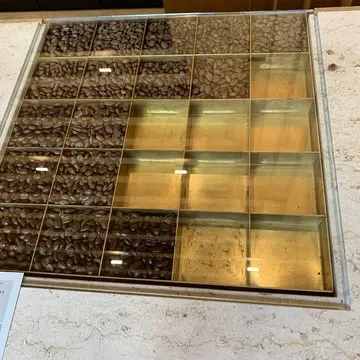 本日味わえるコーヒー豆のショーケース