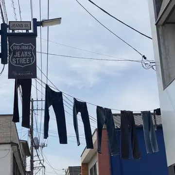 ジーンズが頭上に飾られている