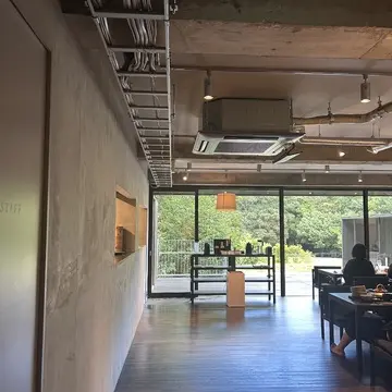 外が一望できる大きな窓のあるダイニング