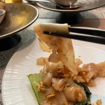 パットシーイウムー(タイ米で作った平麺の黒醤油やきそば）